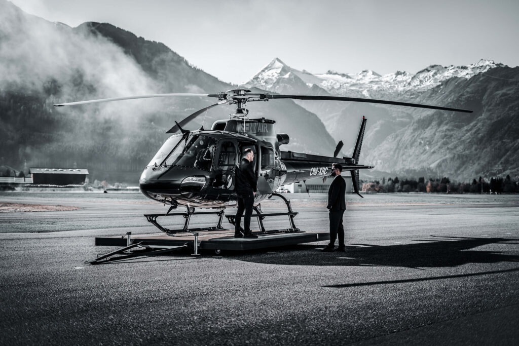 Another Level - Zwei Männer stehen neben einem Helicopter