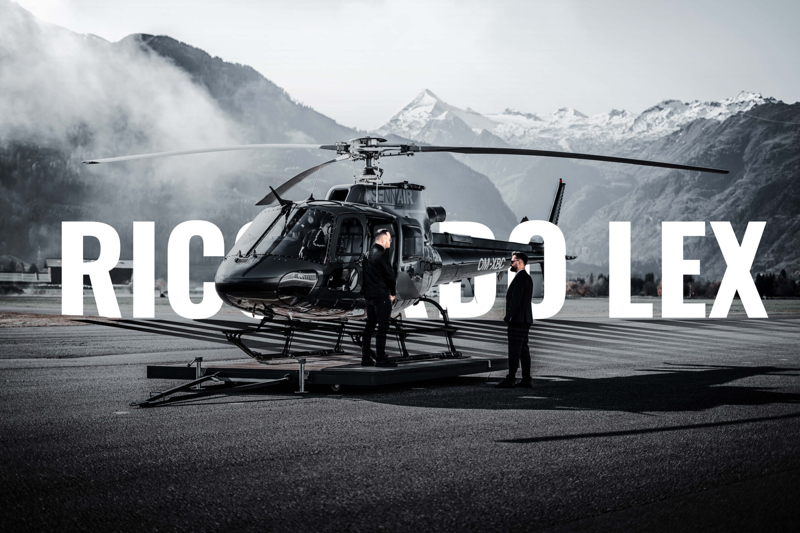 another Level - Film-Aufnahme von Zwei Männern bei einem Hubschrauber